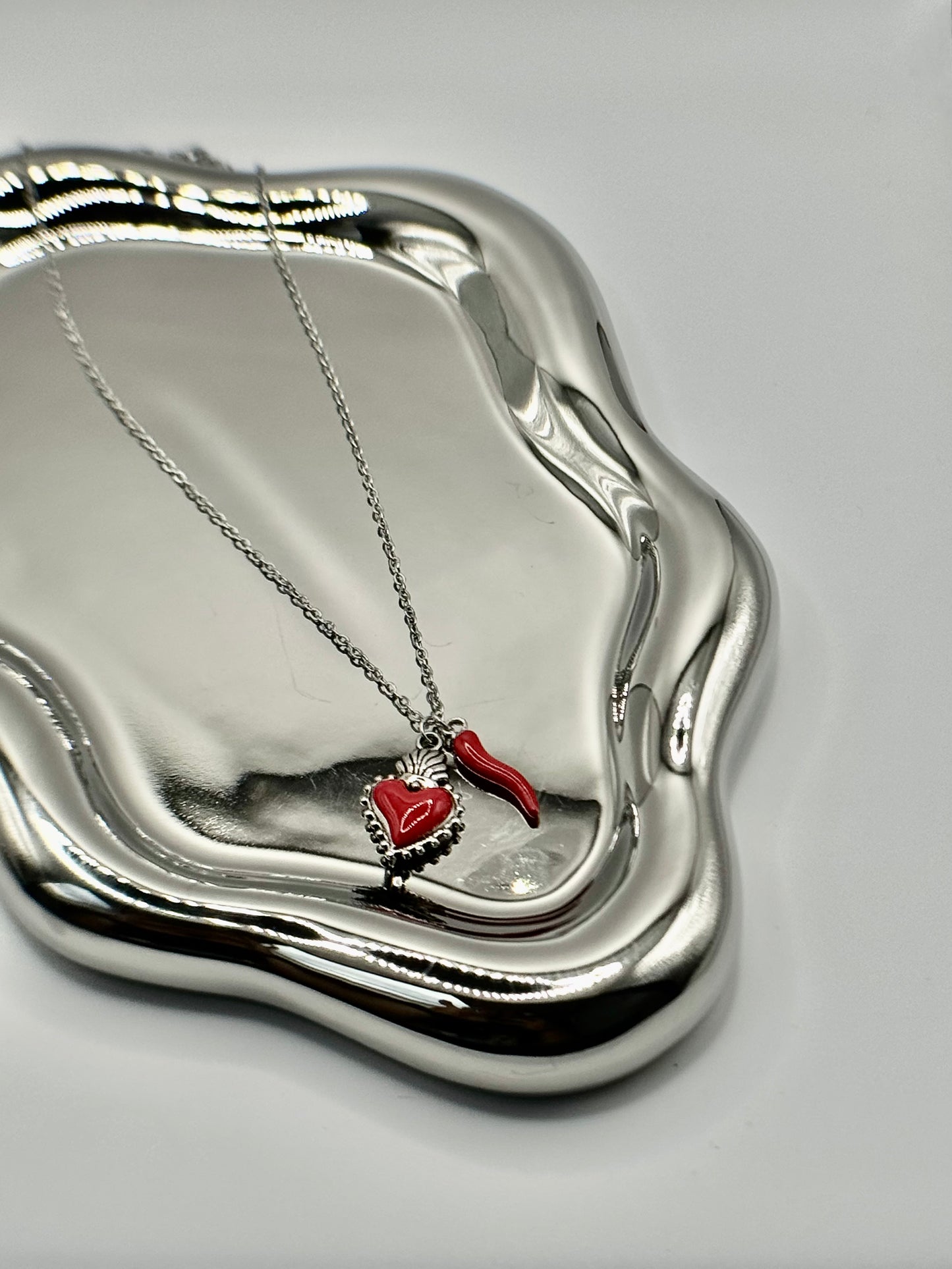 Collana con cuore sacro e corno